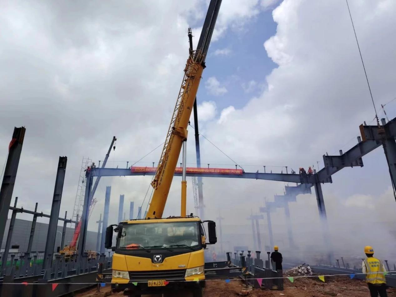 চেৰী কেডি পাৰ্টছ প্ৰডাকচন ৱৰ্কশ্বপ নিৰ্মাণ প্ৰকল্পৰ ওপৰত, আইহে উপলব্ধি কৰে যে চেৰী অটোমোবাইল কিংডাও বেছ নিৰ্মাণ প্ৰকল্পই “একেৰাহে তিনিবাৰকৈ খিতাপ” বিড লাভ কৰে।
